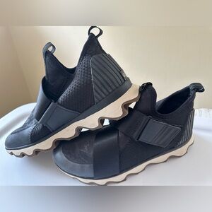 Sorel Kinetic sneakers - black with Velcro strap and scalloped sole. Size 7.5